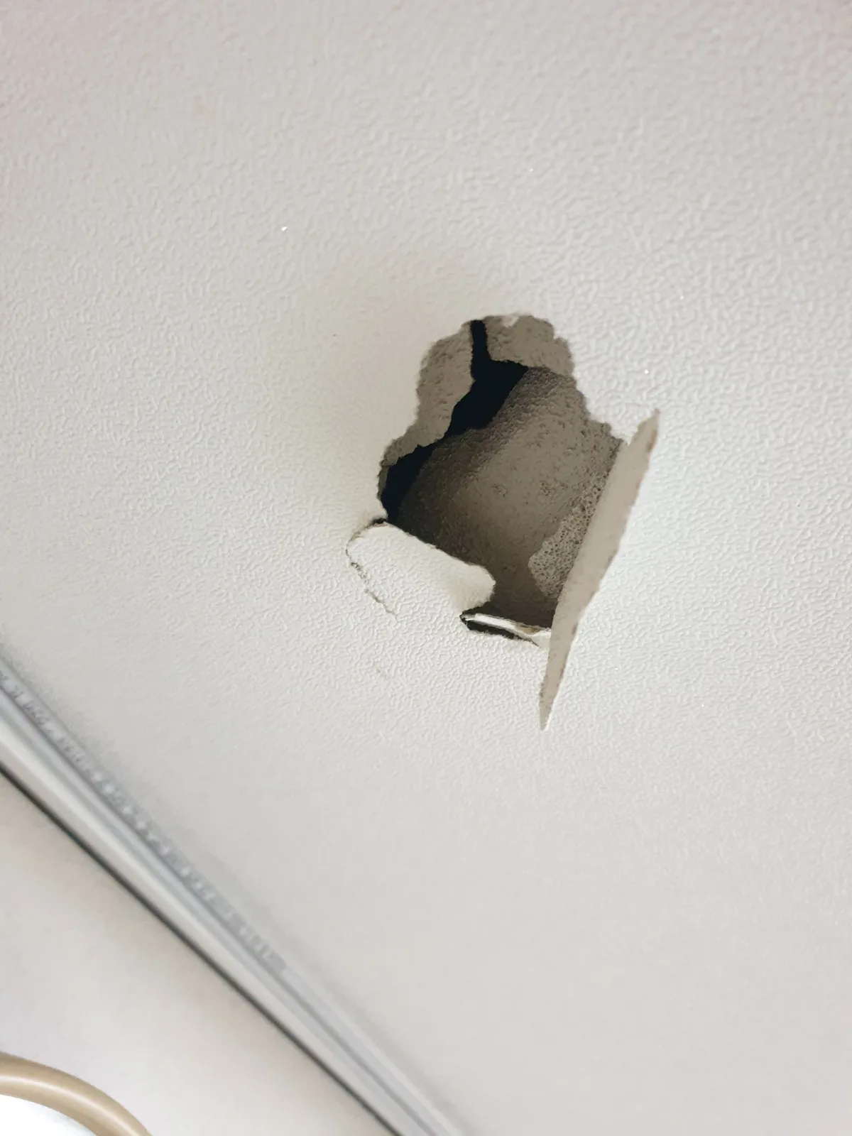 천장 벽지가 찢어져 속이 드러난 구멍 천장 벽지 찢김 부분보수 — 천장 벽지가 찢어져 속이 드러난 구멍
