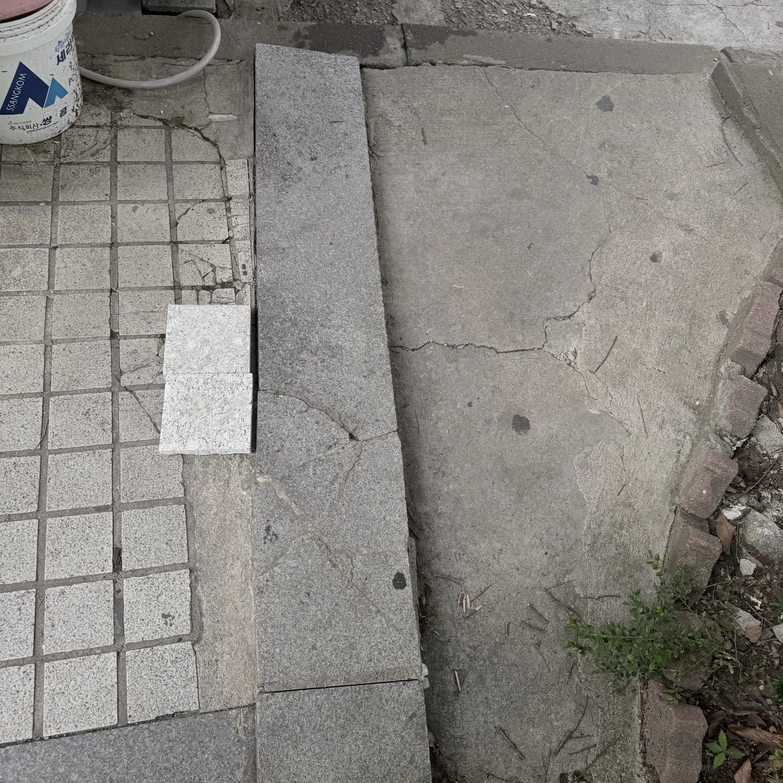 모서리가 깨지고 갈라진 외부 계단 디딤판 콘크리트 계단 모서리 깨짐 보수 — 모서리가 깨지고 갈라진 외부 계단 디딤판