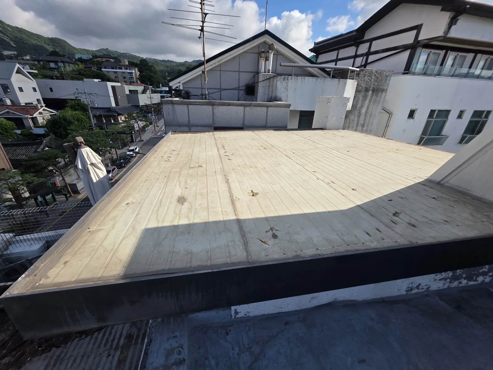 건물 종합 보수 — 보수를 마친 옥상 바닥