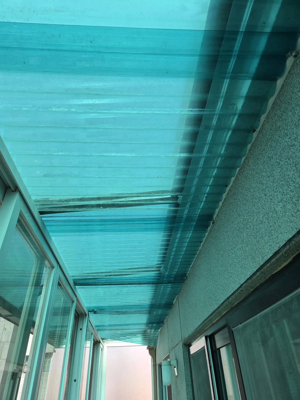 렉산 지붕 패킹 — 건물 사이 통로를 덮은 렉산 지붕