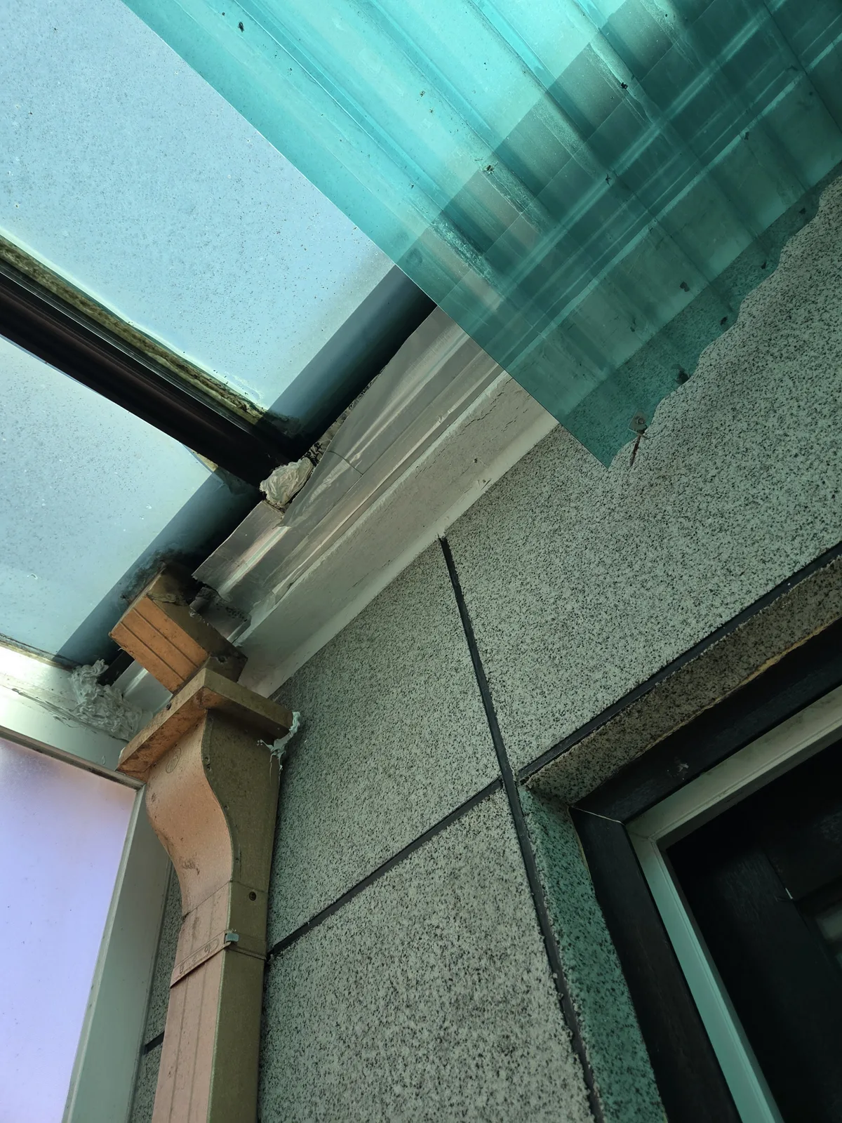 렉산 지붕 패킹 — 렉산 지붕 끝 이음부와 물받이