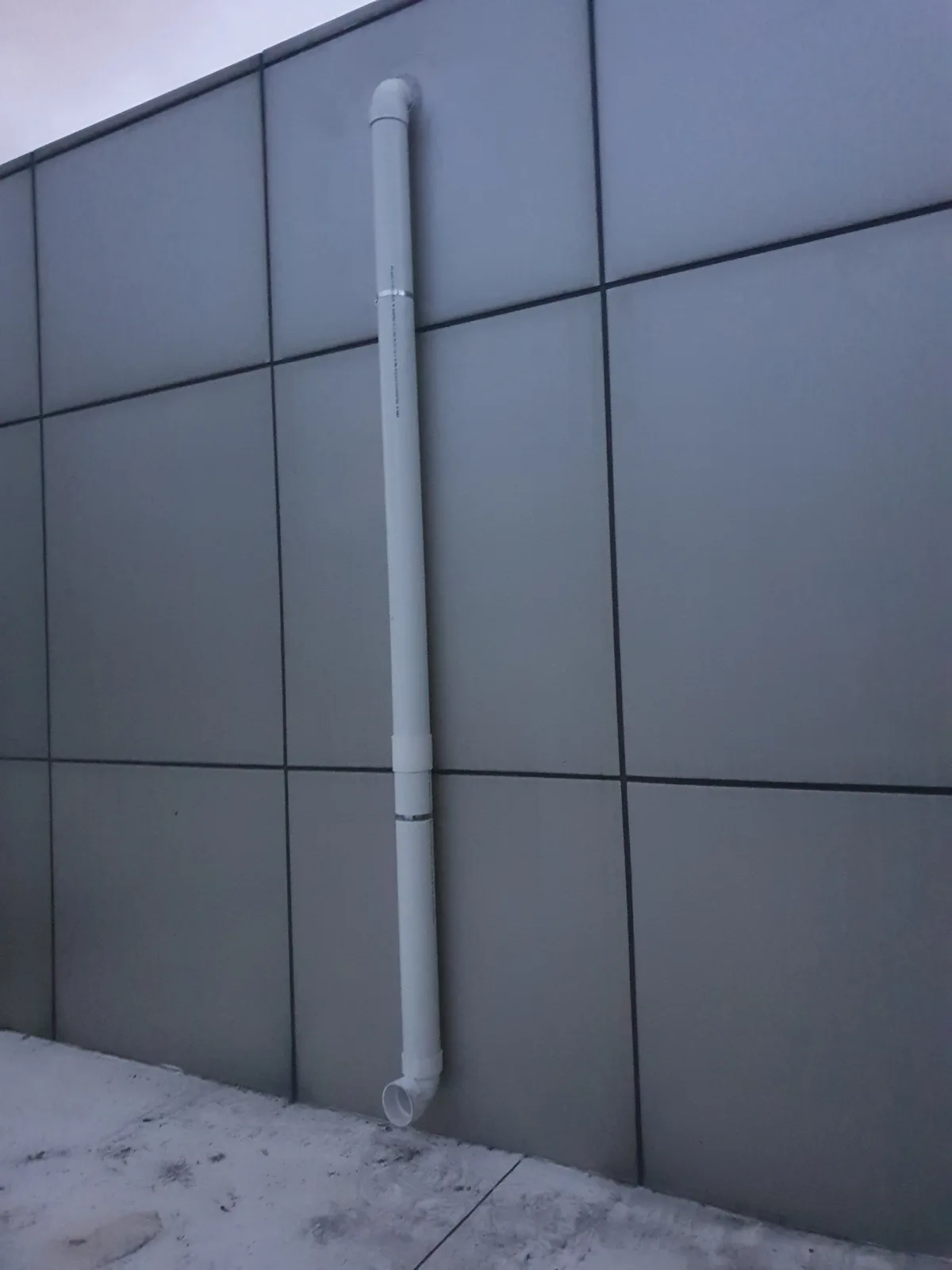 외벽을 따라 내려오는 흰색 PVC 우수관 PVC 우수관 보수·교체 — 외벽을 따라 내려오는 흰색 PVC 우수관